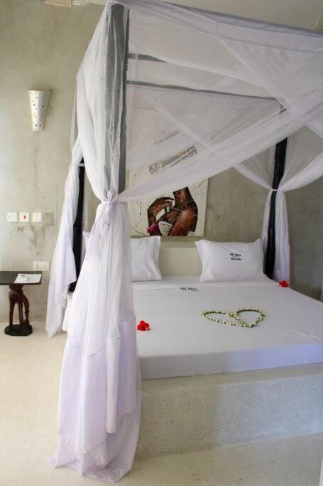 White Villa - Paparemo Beach Watamu Exteriör bild